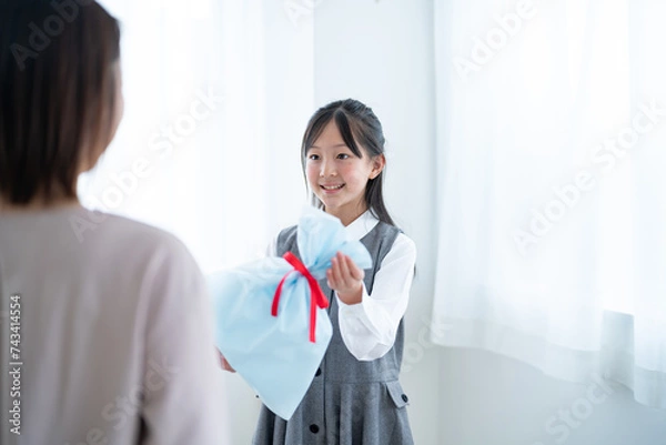 Fototapeta 母親にプレゼントをあげる子ども