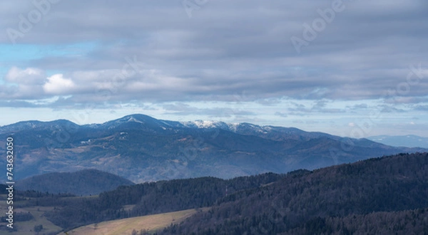 Fototapeta Panorama of Radziejowa Range in early spring, view from village Wierchomla. Beskid Sadecki Mountains, Poland.