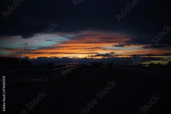 Fototapeta 雲の合間から見える暗い夕焼け