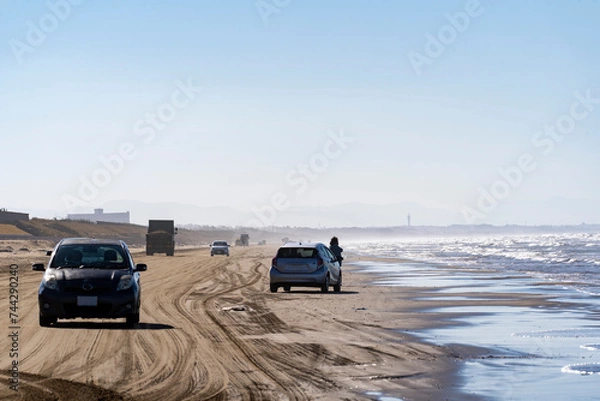 Fototapeta 砂浜を走る車　石川県・千里浜なぎさドライブウェイ