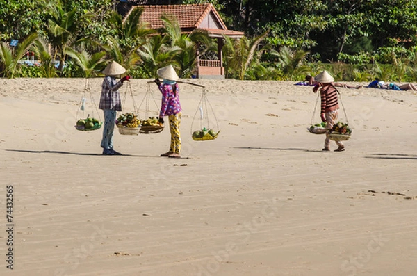 Obraz разносчицы фруктов на пляже вьетнама