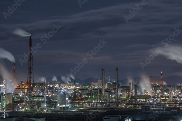 Obraz 日本の岡山県倉敷市の水島コンビナートの美しい工場夜景