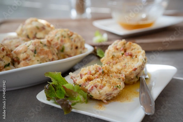Obraz Wurstknödel mit Nussbutter