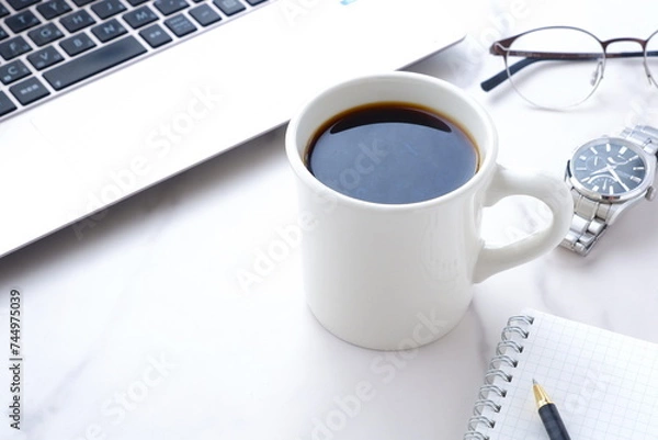 Fototapeta コーヒーを飲みながらノートパソコンでデスクワーク中のイメージ	
