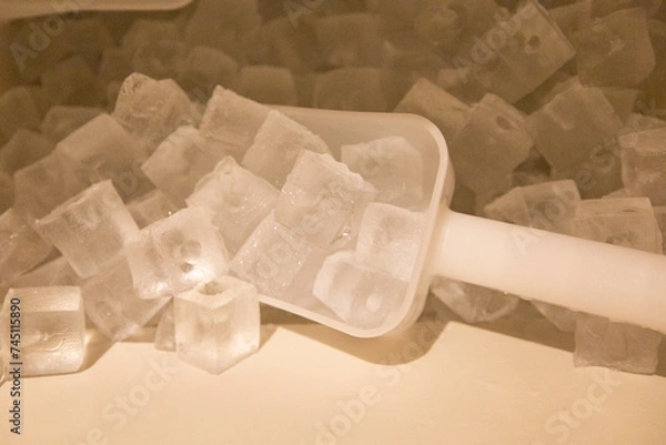 Obraz ホテルやレストラン、ファミレスの大きな業務用の冷凍庫の製氷機で作られたたくさんの四角の氷（東京都）
