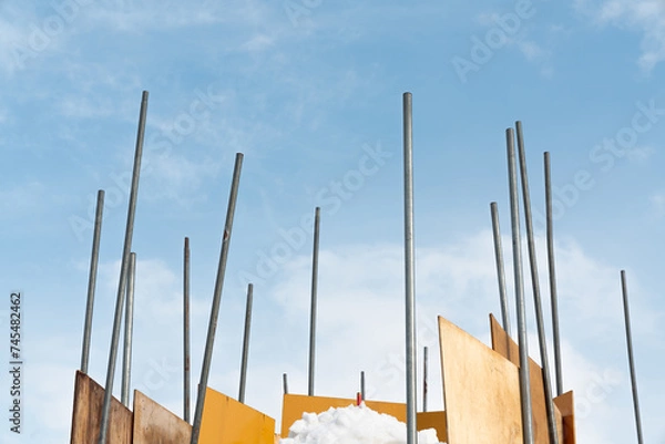 Obraz 雪に刺さって青空に伸びる鉄パイプ
