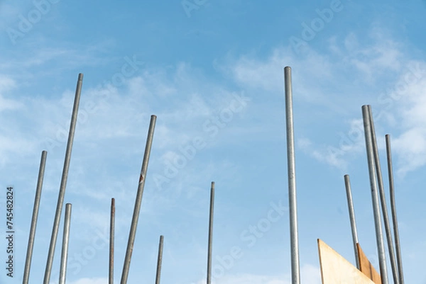 Obraz 雪に刺さって青空に伸びる鉄パイプ