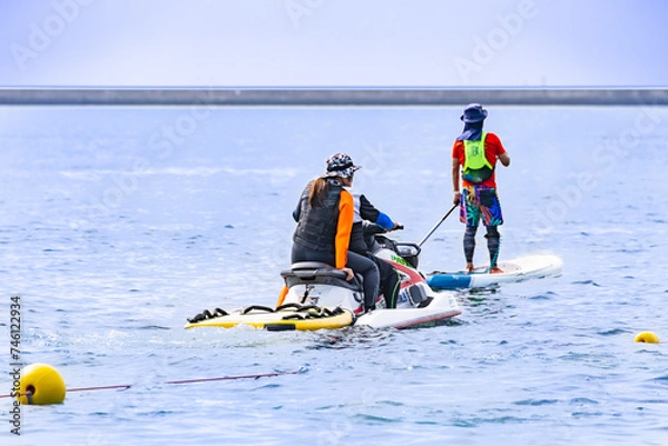 Obraz トライアスロン大会でレスキューボランティアする水上バイクとサップ