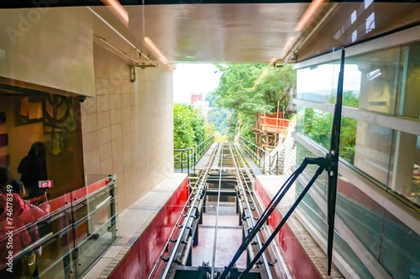 Fototapeta 山の電車の始発駅