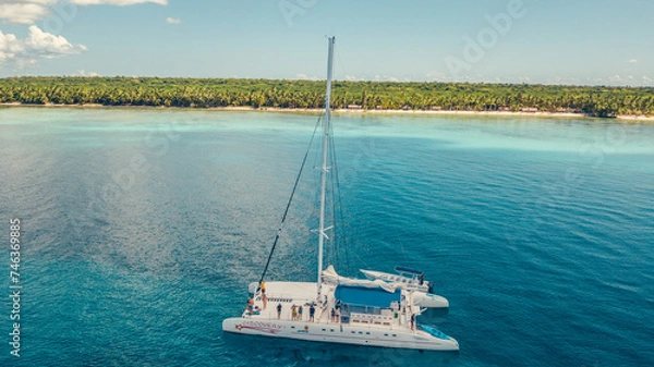 Obraz Boat in the caribbean sea with tropical water in dominican republic on paradise 