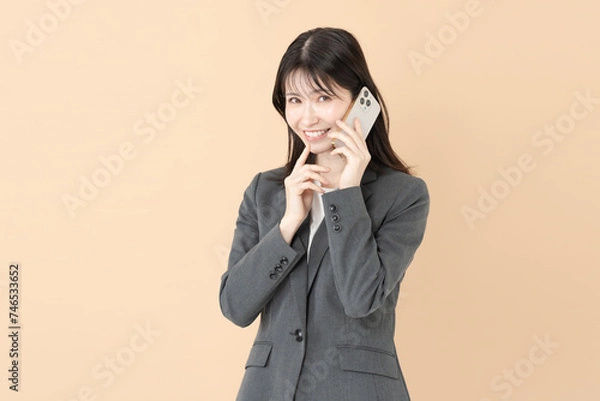 Obraz スマホで話す女性