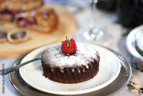 Fototapeta 苺トッピングのチョコレートブラウニーとブルーベリーパイとワイン