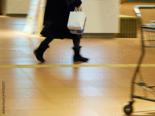 Fototapeta 冬の旭川駅構内で急ぐ歩いている人々の姿