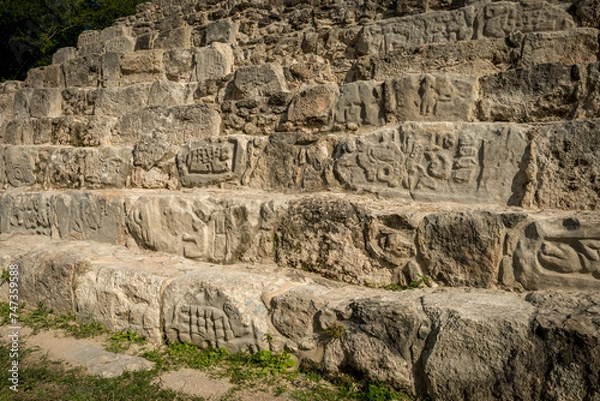 Obraz Bajorrelieves en escalones de la ciudad Maya de Edzná, en Campeche, México.