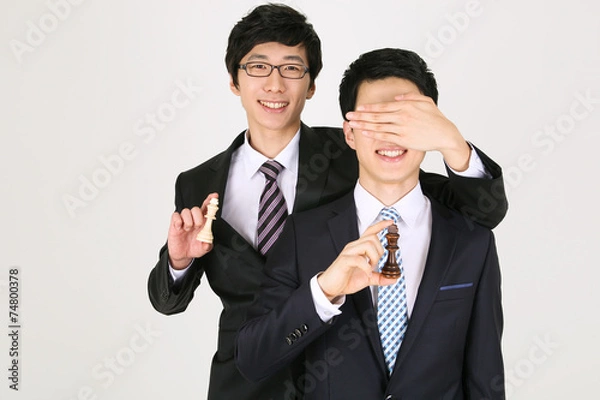 Fototapeta 스튜디오 안에서 카드 게임 하는 비즈니스 맨