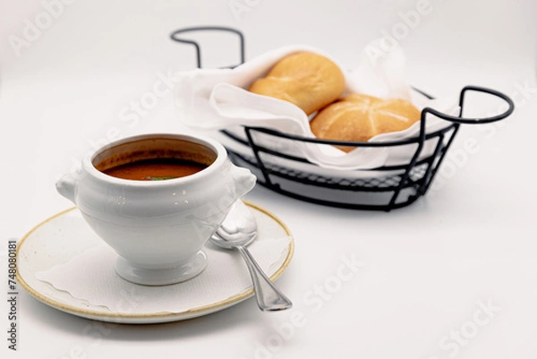 Obraz Gulaschsuppe klassich angerichtet