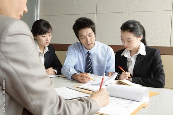 Obraz 사무실에서 일하는 비즈니스맨과 비즈니스 우먼