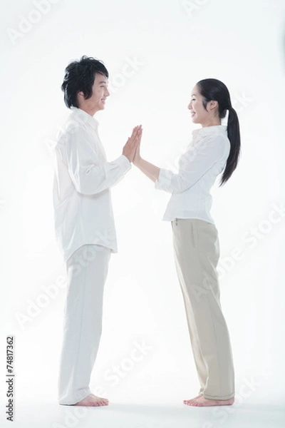 Fototapeta 스튜디오에서 서서 웃고 있는 커플