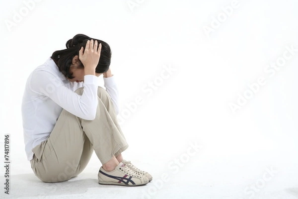 Fototapeta 흰 배경 스튜디오에서 제스처를 취하는 삼십 대 동양여성