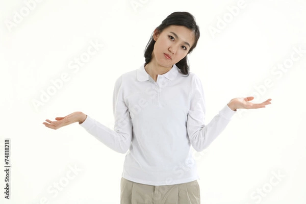 Obraz 흰 배경 스튜디오에서 제스처를 취하는 삼십 대 동양여성