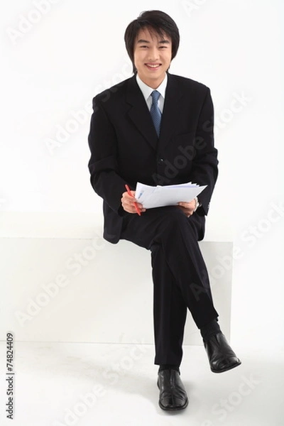 Fototapeta 종이를 들고 있는 검은 정장의 비즈니스맨