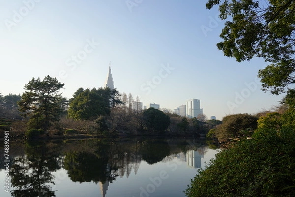 Obraz 新宿御苑から見える代々木タワー周辺の街並み