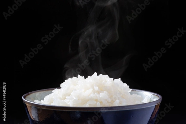 Obraz 炊き立てのご飯、湯気立つ新米のご飯、日本の主食
