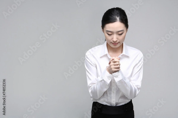 Obraz 서서 제스처를 취하는 아시안 비즈니스 우먼