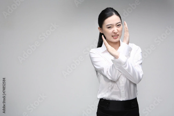 Obraz 서서 제스처를 취하는 아시안 비즈니스 우먼