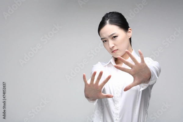 Obraz 서서 제스처를 취하는 아시안 비즈니스 우먼