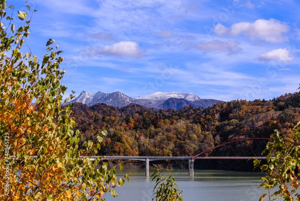 Obraz 北海道夕張市、うっすら雪化粧の夕張岳とシューパロ湖の紅葉【10月】
