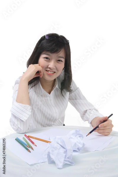 Fototapeta 앉아서 제스처 취하는 아시안 비즈니스 여성