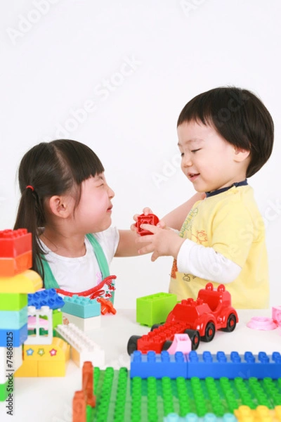 Fototapeta 흰 배경에서 놀고 있는 아시안 남성과 여성