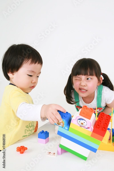 Fototapeta 흰 배경에서 놀고 있는 아시안 남성과 여성