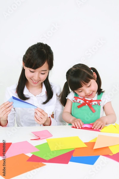 Fototapeta 흰 배경에서 놀고 있는 아시안 어린이와 부모님