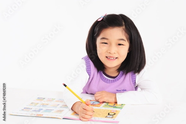 Fototapeta 책상에서 공부 하는 아시안 소녀