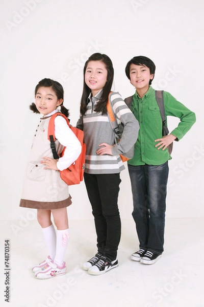 Obraz 카메라를 보고 있는 가방 맨 아이들