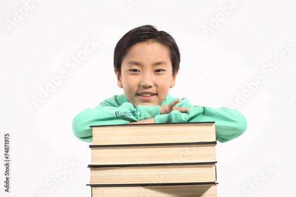 Obraz 쌓여 있는 책 옆에 서있는 여자 어린이