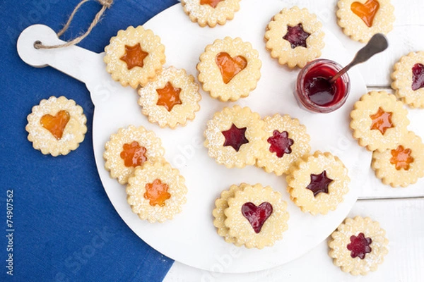 Obraz Weihnachtsplätzchen mit Marmelade auf einen Holztisch
