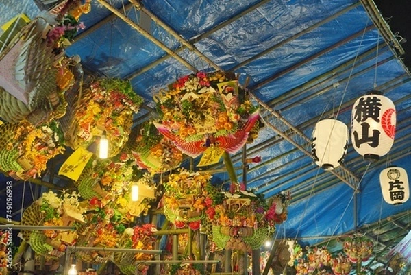 Fototapeta 日本のお祭りの風景（酉の市の熊手売り場）