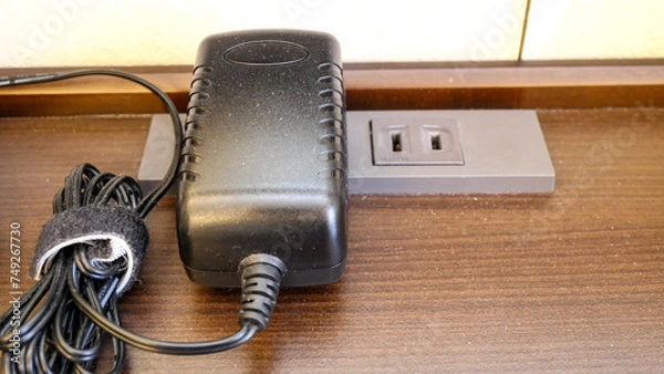Fototapeta コンセントに電源アダプターを挿す