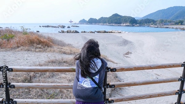 Fototapeta 海に思いを馳せる女性の後ろ姿