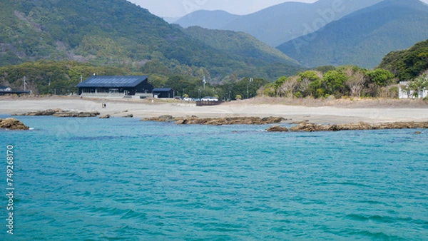 Fototapeta 透き通る青い海と浜辺