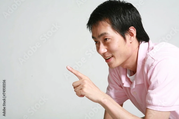 Obraz 스튜디오에서 있는 젊은 남성