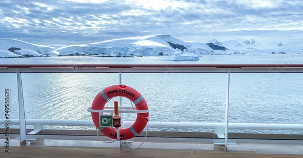 Obraz life buoy on a ship overlooking Antarctica