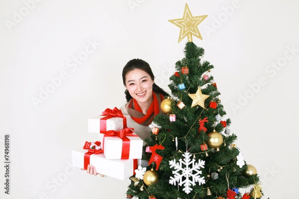 Fototapeta 크리스마스 트리 옆의 젊은 한국 여성