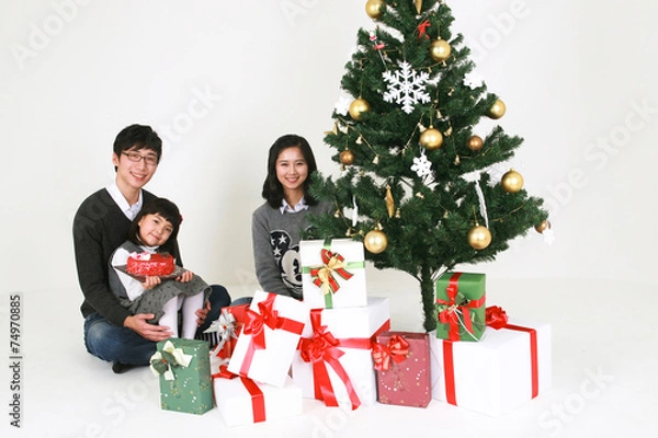 Fototapeta 크리스마스 트리 옆의 사람들