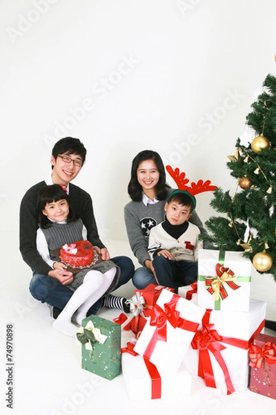 Fototapeta 크리스마스 트리 옆의 사람들