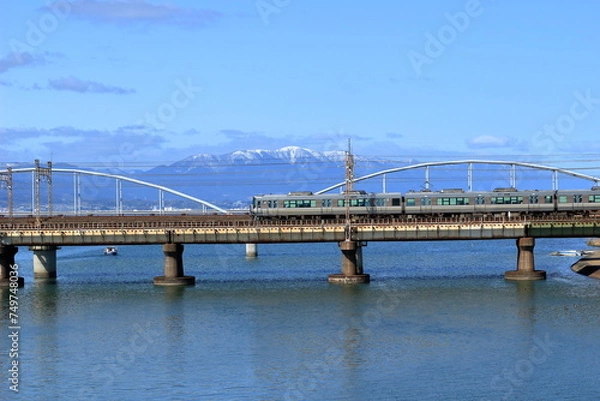 Obraz 雪の積もった蓬莱山と瀬田川を渡る橋