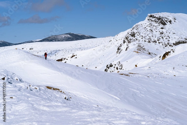 Obraz 雪山登山　雪山の稜線を歩く登山者